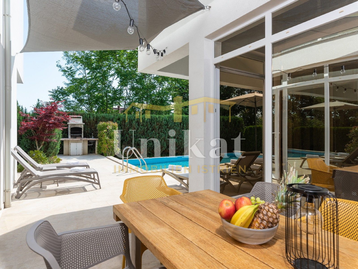 Moderna vila z notranjim in zunanjim bazenom